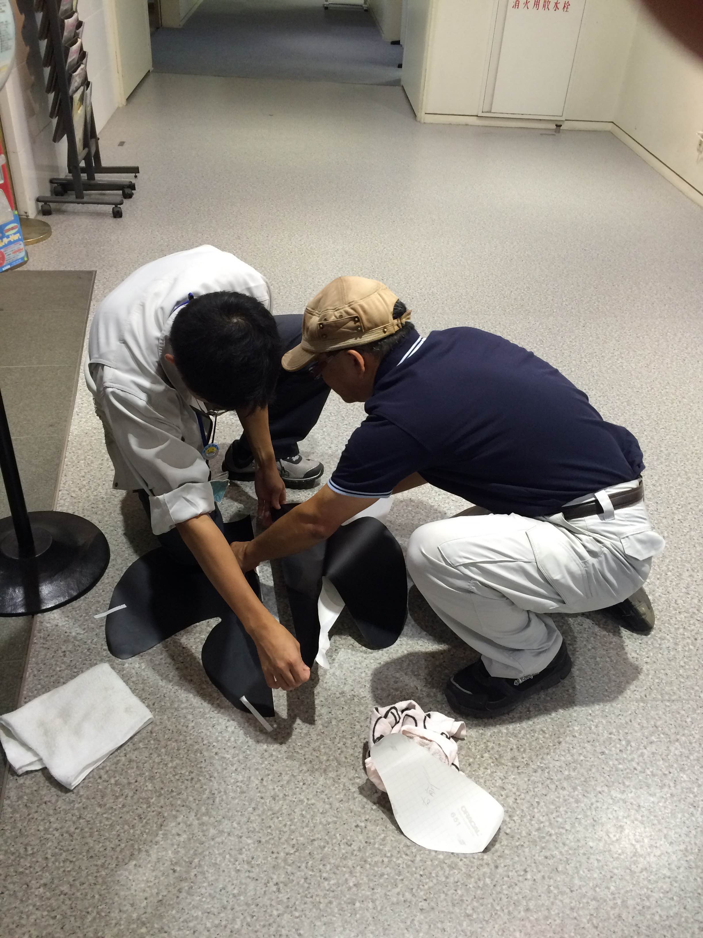 恐竜足跡シート 貼り付け中
