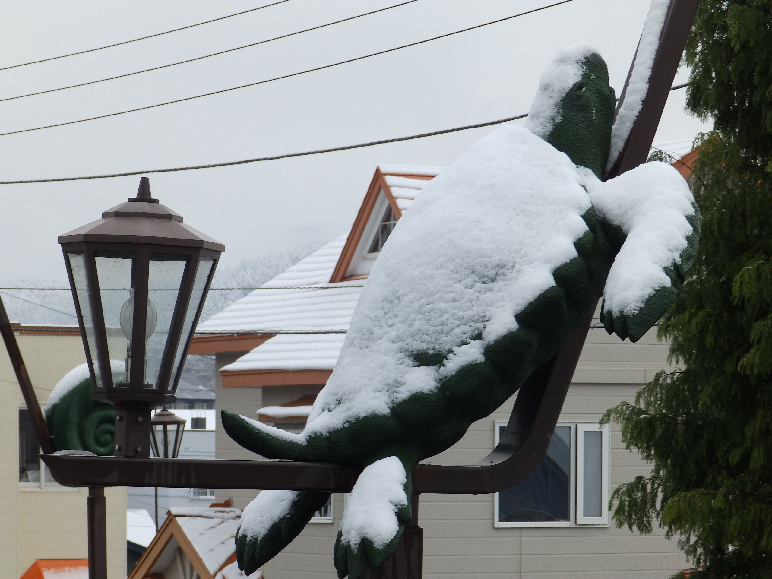 雪をかぶった街頭