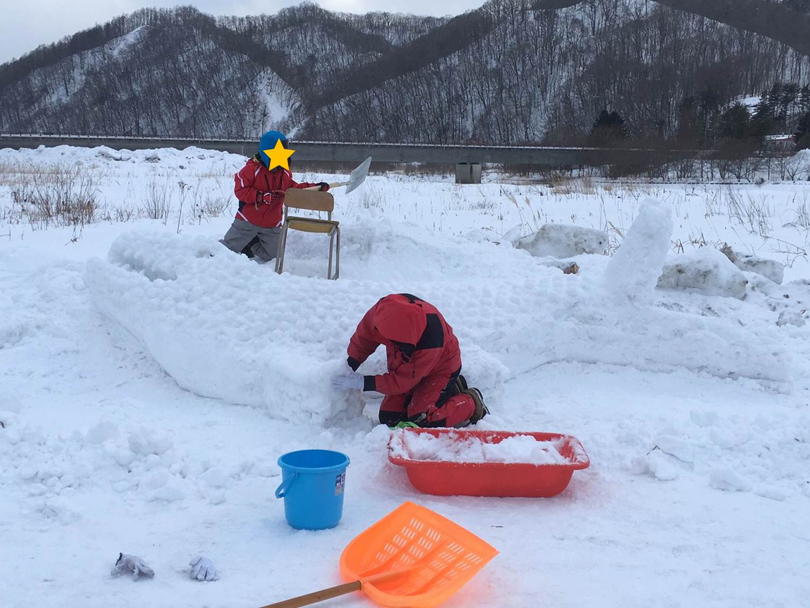 モササウルスの雪像