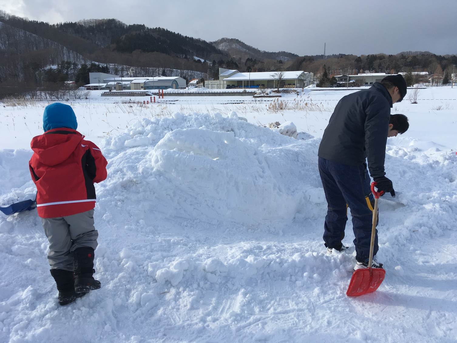 モササウルスの雪像